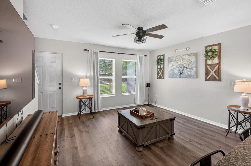 For Sale: $349,900 (4 beds, 3 baths, 1952 Square Feet)