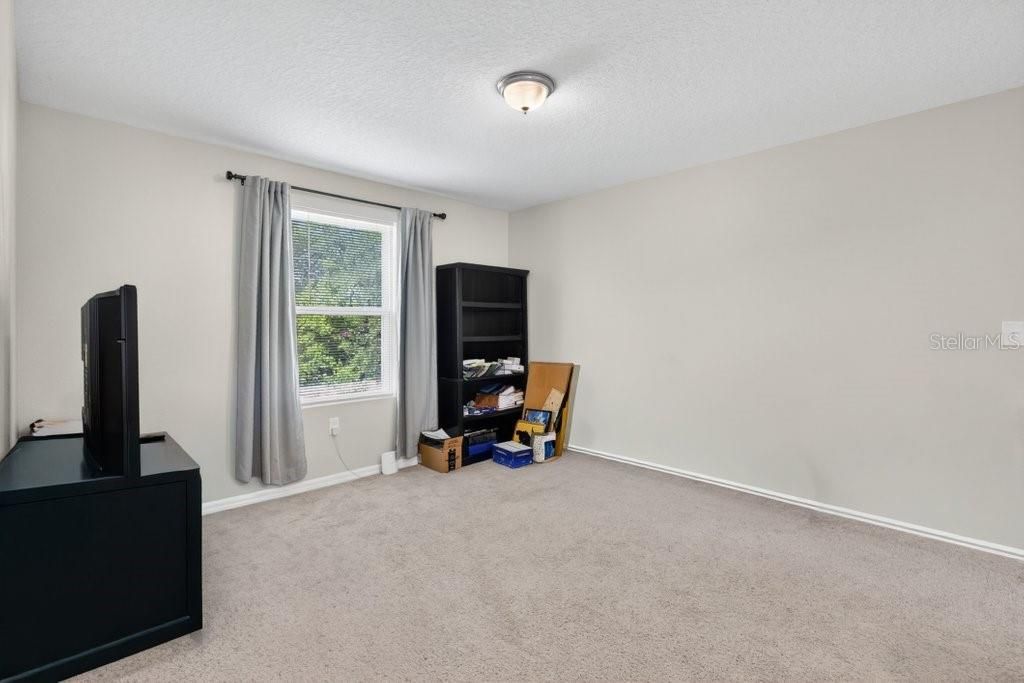 For Sale: $349,900 (4 beds, 3 baths, 1952 Square Feet)