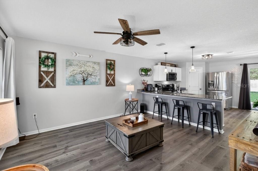 For Sale: $349,900 (4 beds, 3 baths, 1952 Square Feet)