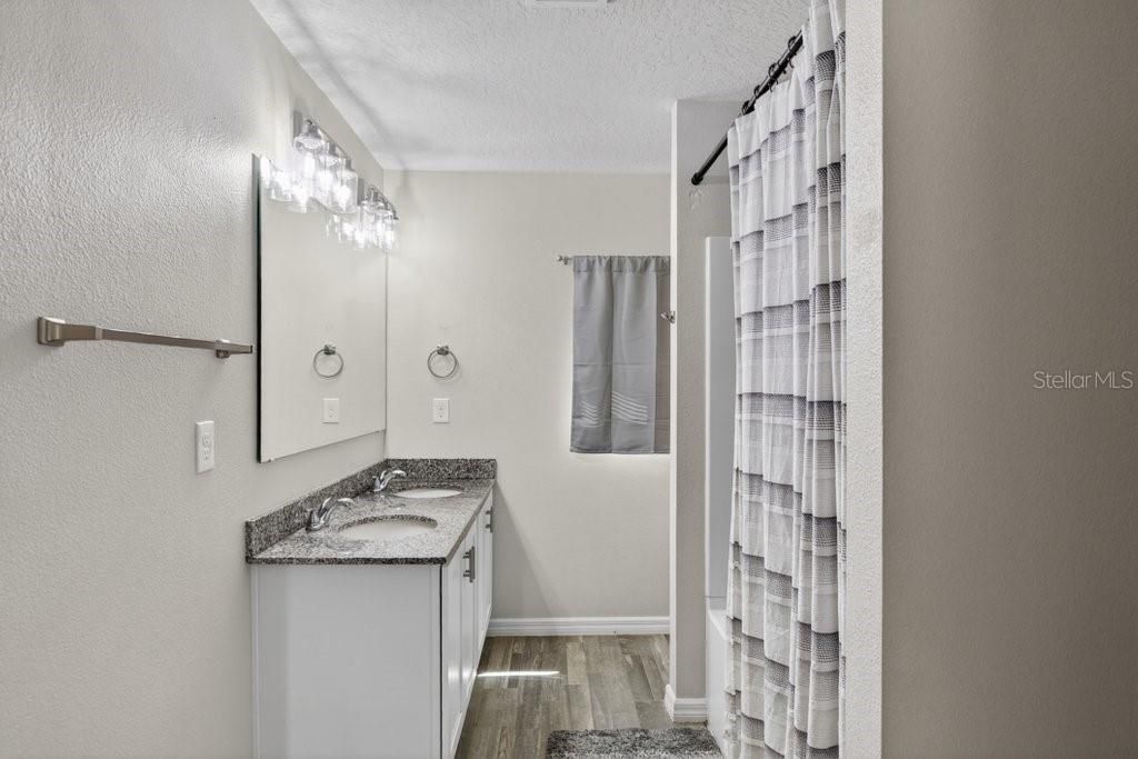 For Sale: $349,900 (4 beds, 3 baths, 1952 Square Feet)