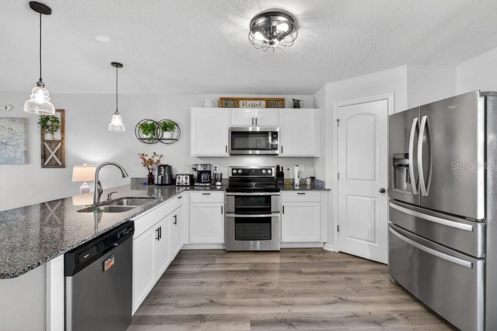 For Sale: $349,900 (4 beds, 3 baths, 1952 Square Feet)
