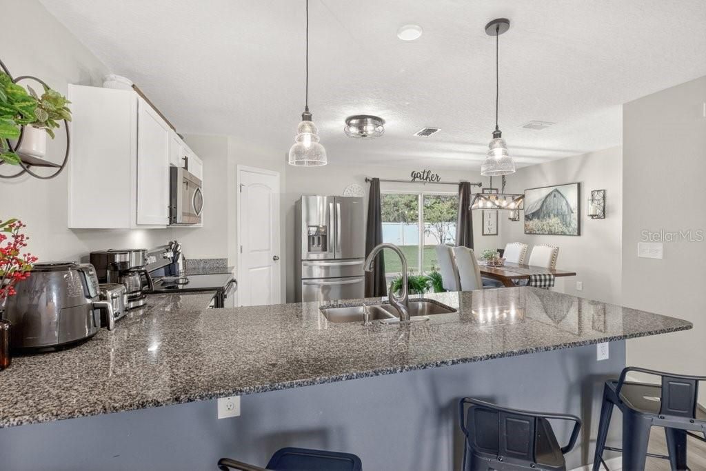 For Sale: $349,900 (4 beds, 3 baths, 1952 Square Feet)