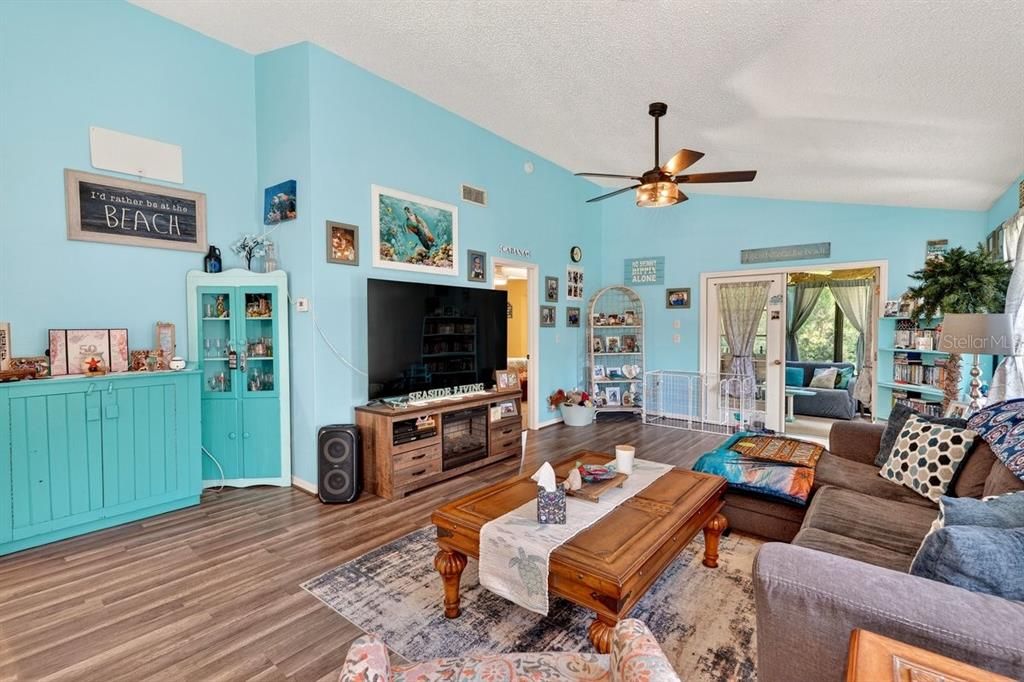 For Sale: $289,500 (3 beds, 2 baths, 1443 Square Feet)