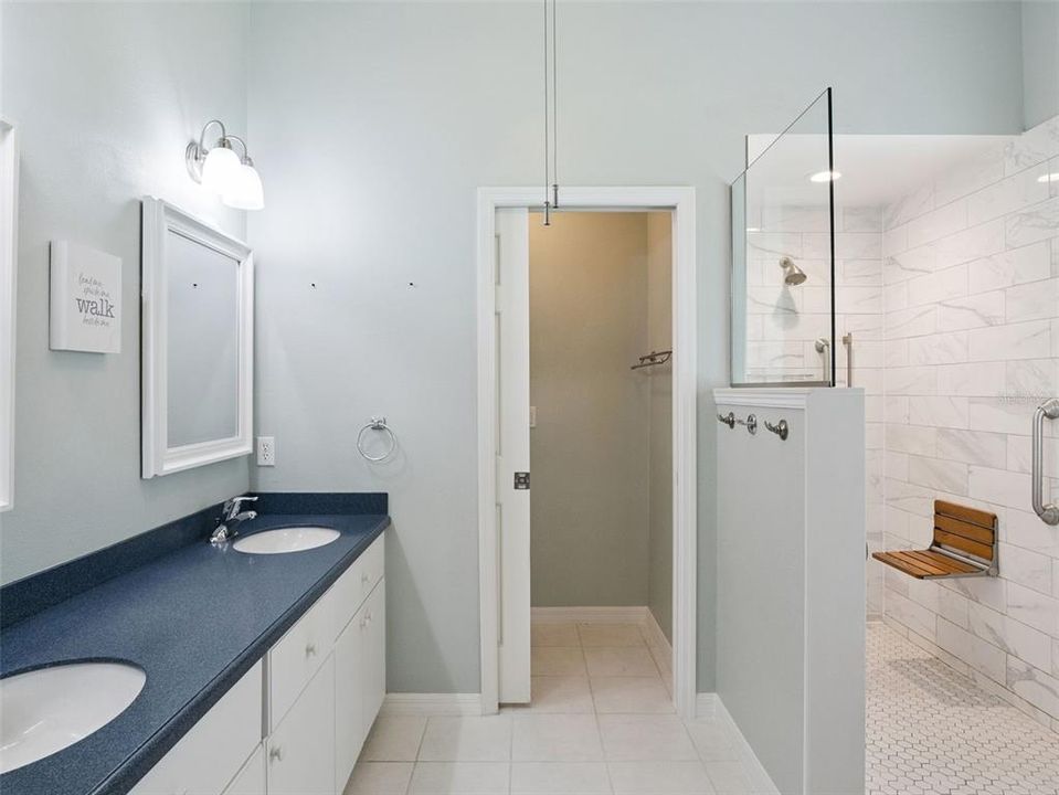 For Sale: $329,999 (3 beds, 2 baths, 1716 Square Feet)