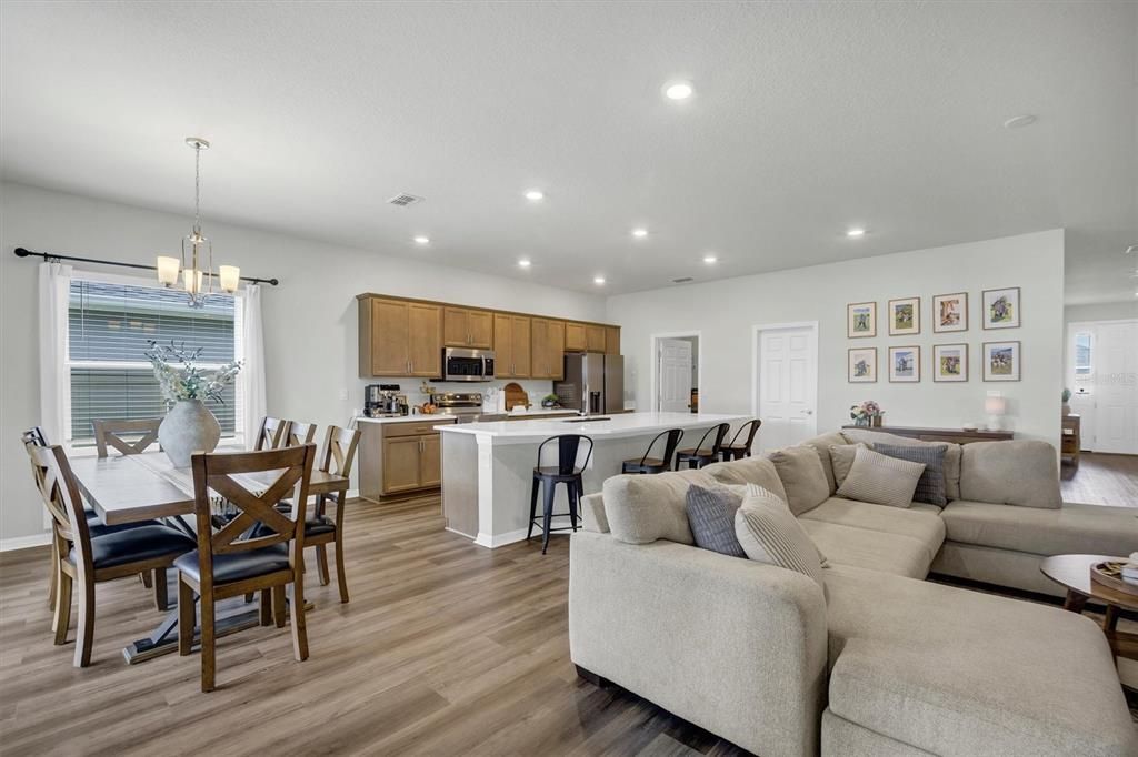 For Sale: $339,900 (4 beds, 2 baths, 2074 Square Feet)