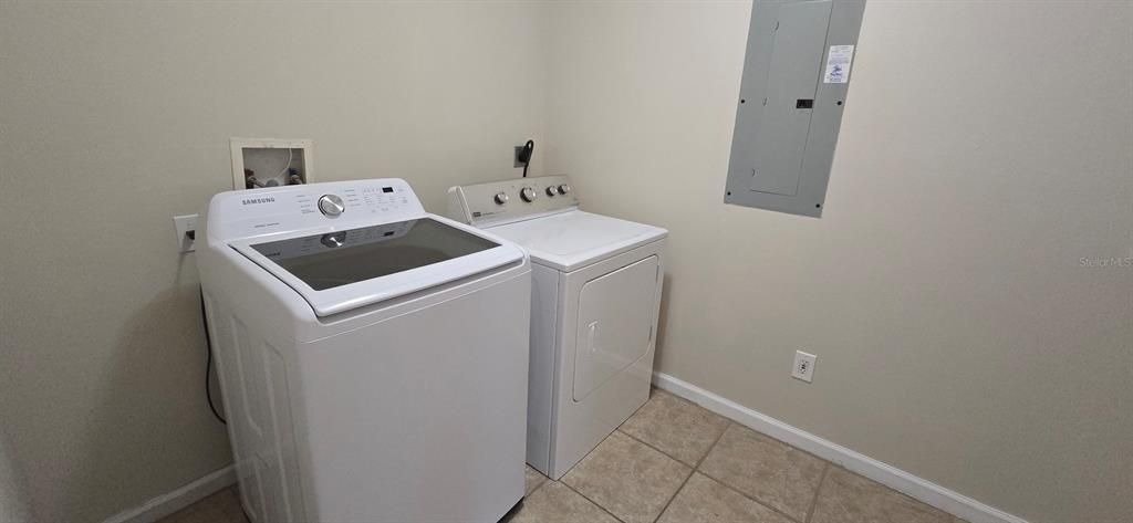 For Rent: $1,695 (3 beds, 2 baths, 1894 Square Feet)