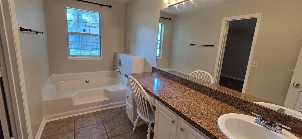 For Rent: $1,695 (3 beds, 2 baths, 1894 Square Feet)