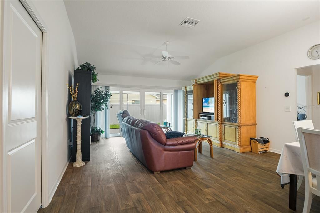 For Sale: $399,900 (3 beds, 2 baths, 1611 Square Feet)