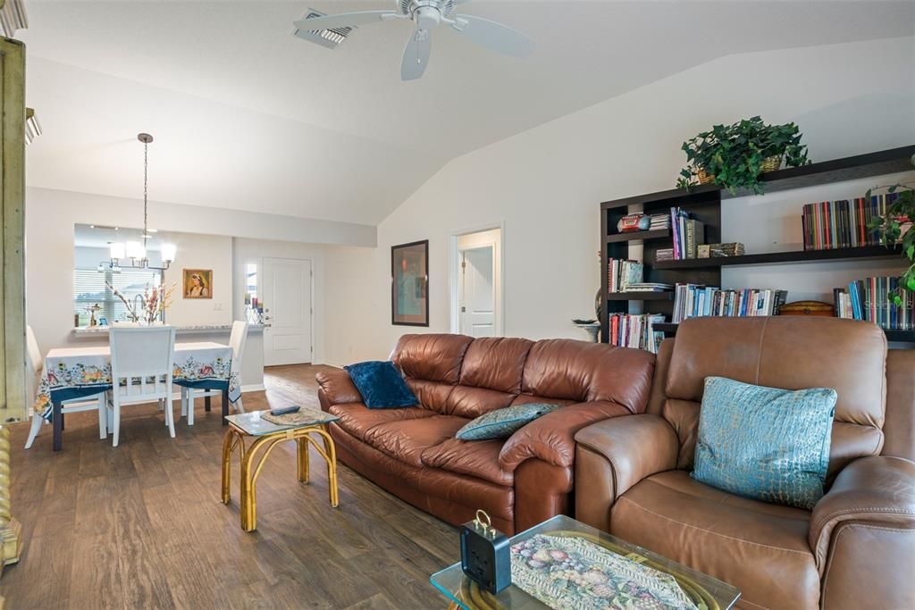 For Sale: $399,900 (3 beds, 2 baths, 1611 Square Feet)
