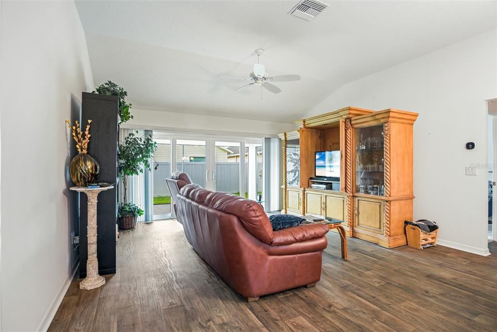 For Sale: $399,900 (3 beds, 2 baths, 1611 Square Feet)