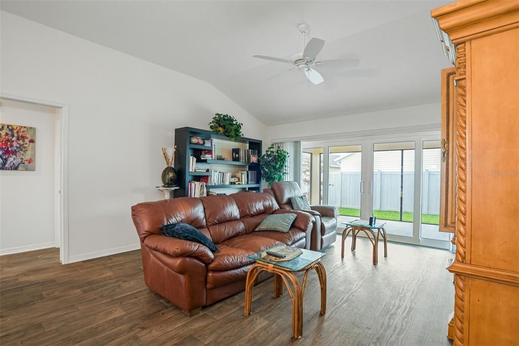 For Sale: $399,900 (3 beds, 2 baths, 1611 Square Feet)