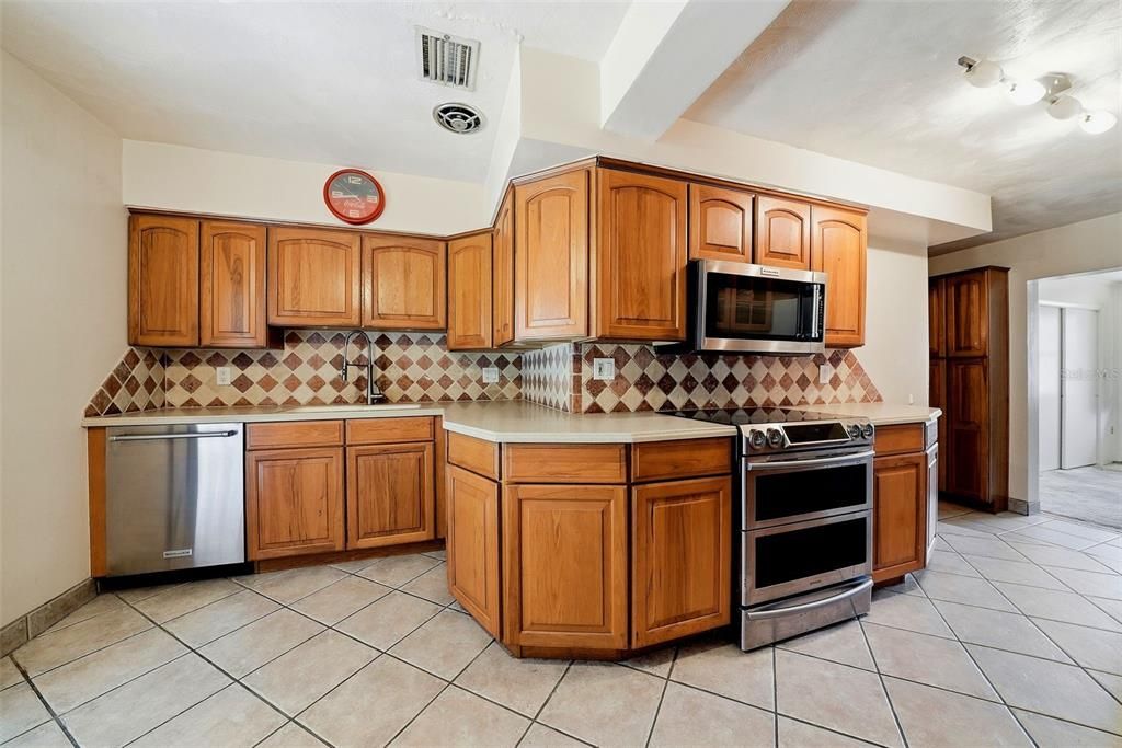 For Sale: $615,000 (5 beds, 3 baths, 2294 Square Feet)