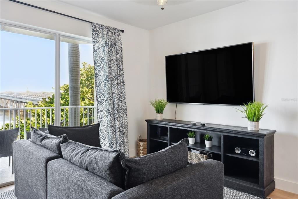 For Sale: $345,000 (1 beds, 1 baths, 506 Square Feet)