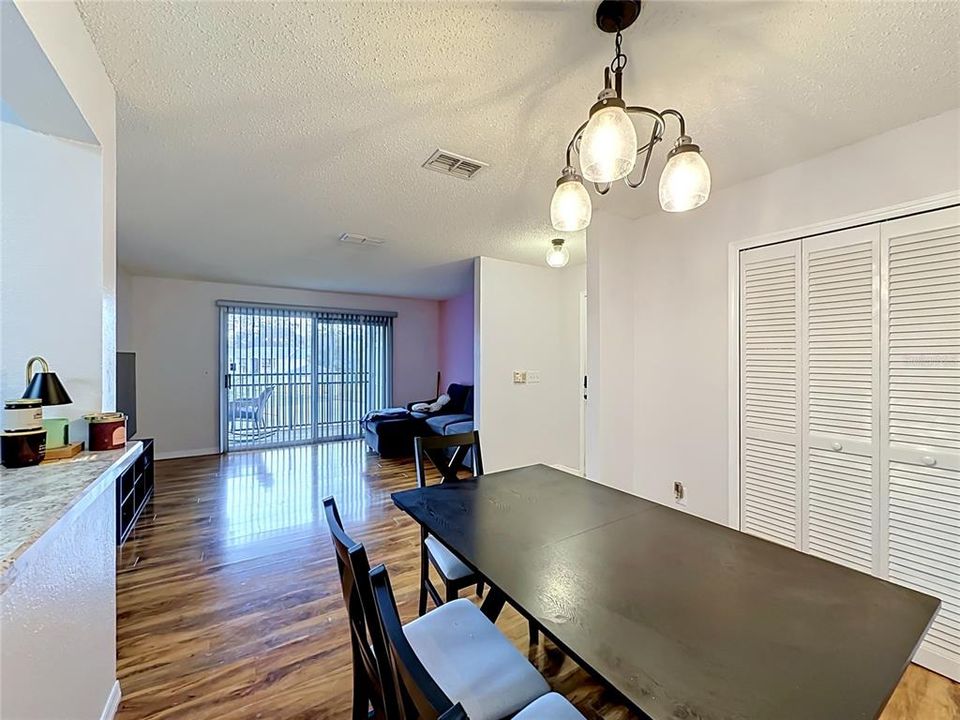 Activo con contrato: $190,000 (3 camas, 3 baños, 1198 Pies cuadrados)