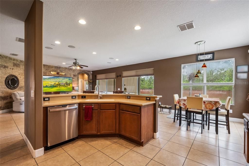 For Sale: $545,000 (5 beds, 3 baths, 2992 Square Feet)