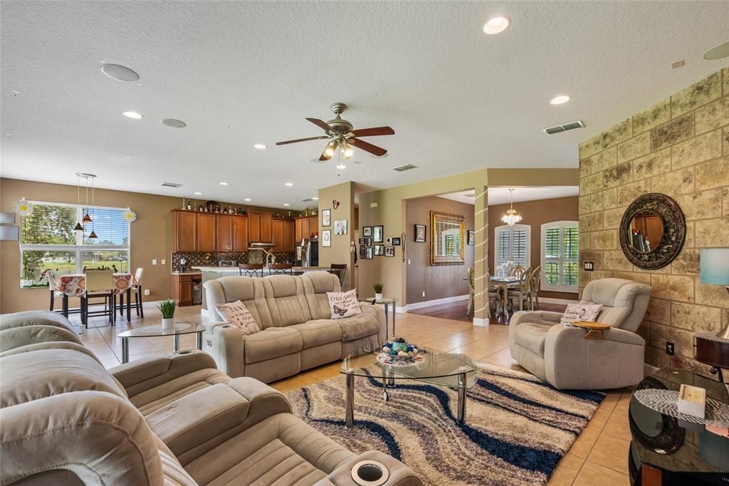 For Sale: $545,000 (5 beds, 3 baths, 2992 Square Feet)