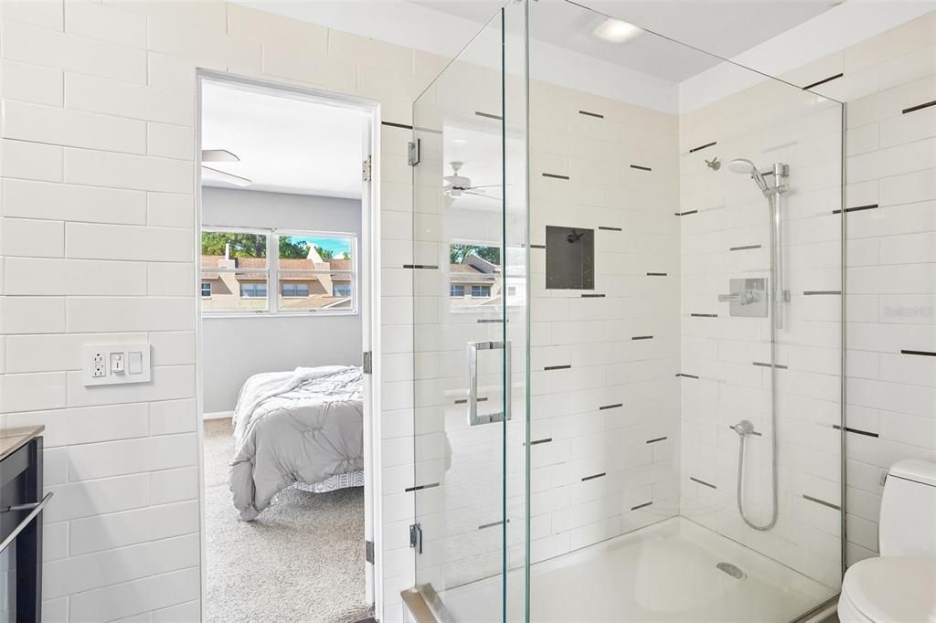 For Sale: $235,000 (2 beds, 1 baths, 1353 Square Feet)