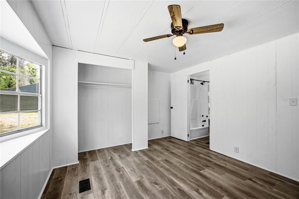 Active With Contract: $189,900 (2 beds, 2 baths, 1030 Square Feet)