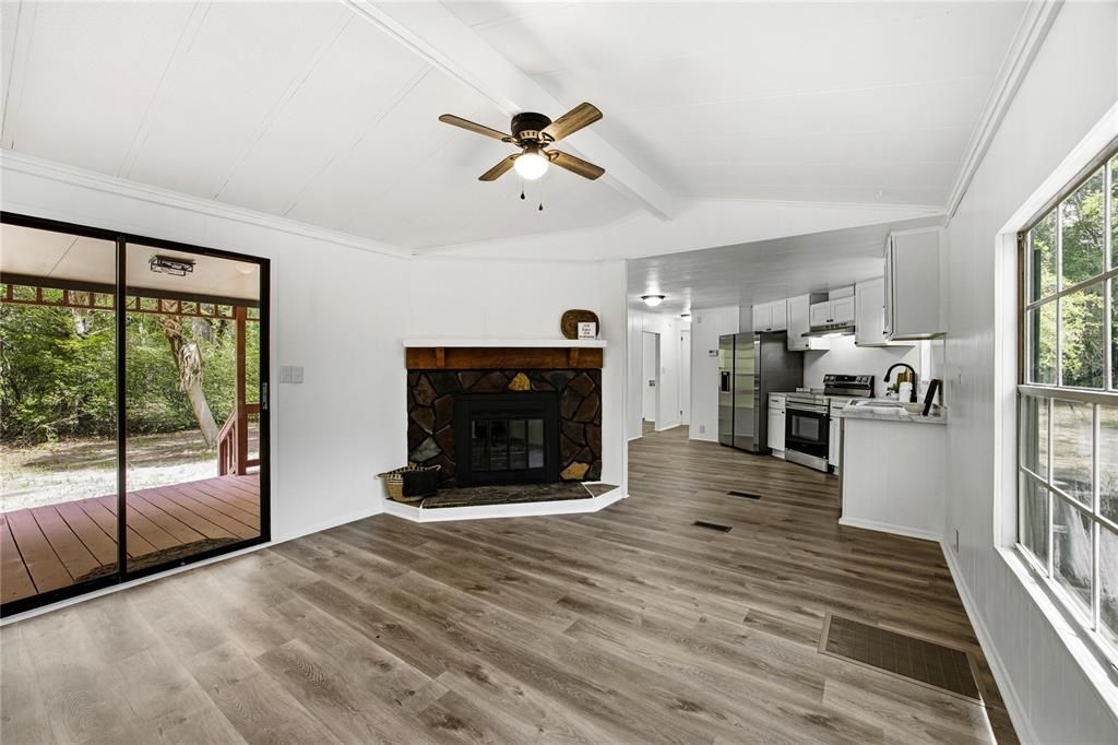 Active With Contract: $189,900 (2 beds, 2 baths, 1030 Square Feet)