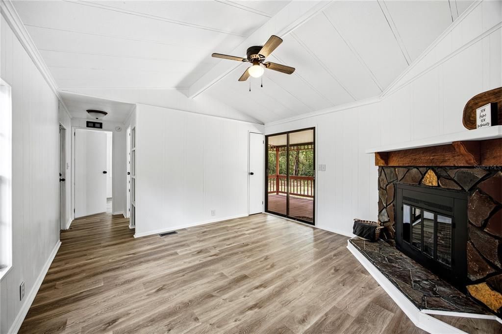 Active With Contract: $189,900 (2 beds, 2 baths, 1030 Square Feet)