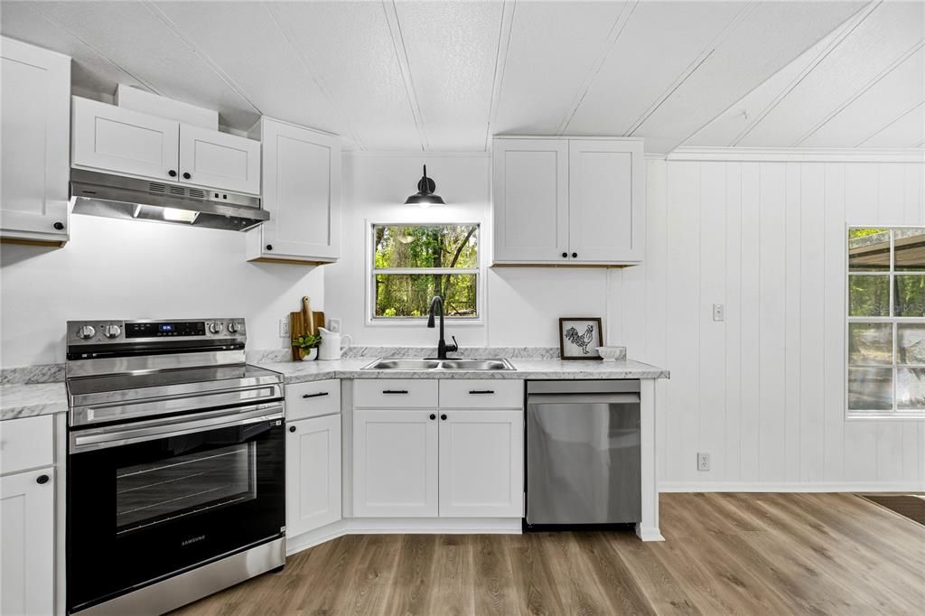 Active With Contract: $189,900 (2 beds, 2 baths, 1030 Square Feet)