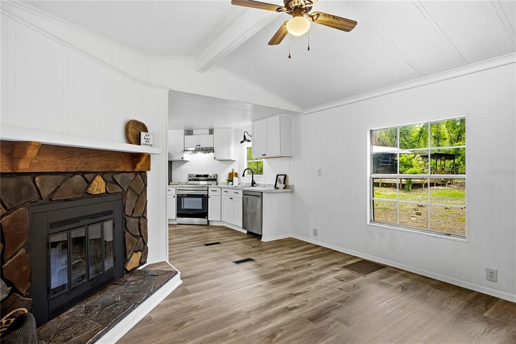 Active With Contract: $189,900 (2 beds, 2 baths, 1030 Square Feet)