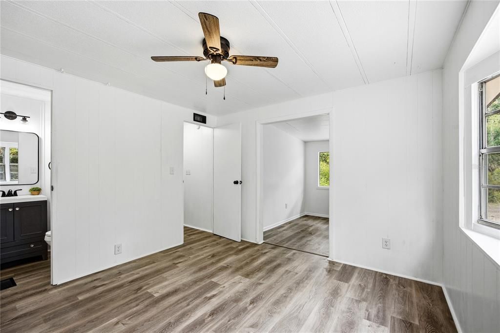 Active With Contract: $189,900 (2 beds, 2 baths, 1030 Square Feet)