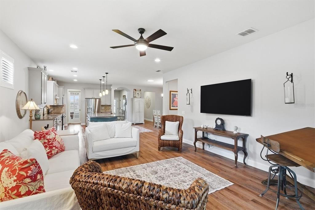 For Sale: $433,000 (2 beds, 2 baths, 1973 Square Feet)