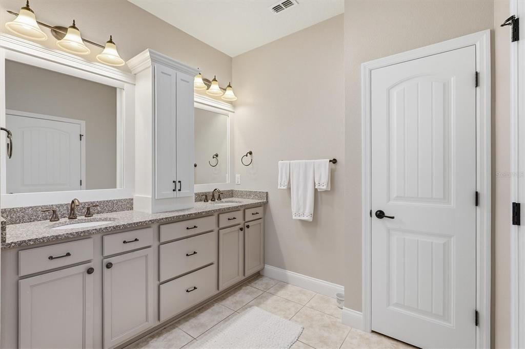 For Sale: $433,000 (2 beds, 2 baths, 1973 Square Feet)