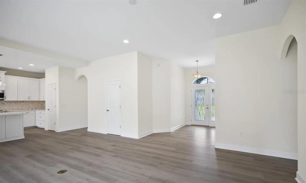 For Rent: $2,200 (3 beds, 2 baths, 1834 Square Feet)