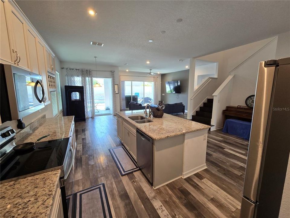 For Sale: $800,000 (4 beds, 3 baths, 3124 Square Feet)
