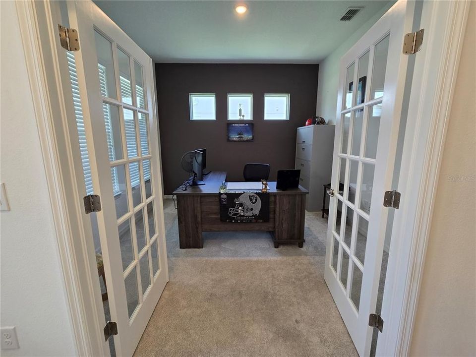 For Sale: $800,000 (4 beds, 3 baths, 3124 Square Feet)