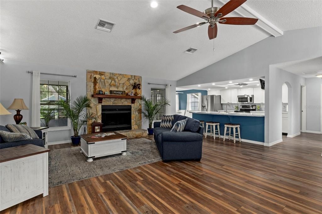 Activo con contrato: $299,900 (2 camas, 2 baños, 1644 Pies cuadrados)