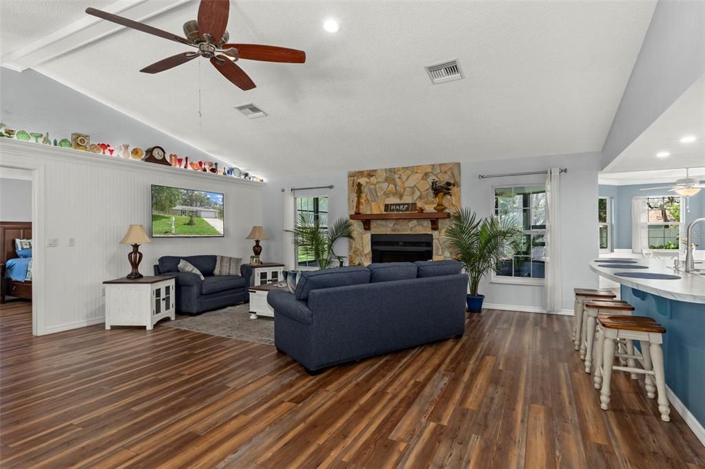 Activo con contrato: $299,900 (2 camas, 2 baños, 1644 Pies cuadrados)