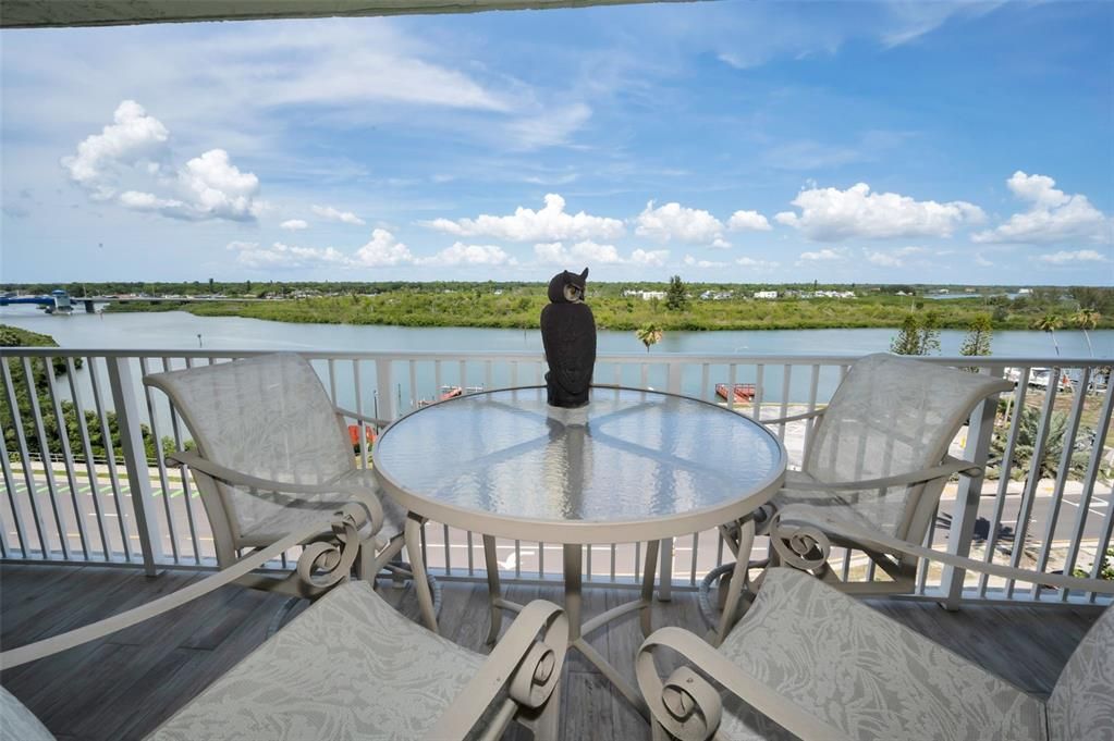 For Sale: $729,000 (2 beds, 2 baths, 1130 Square Feet)