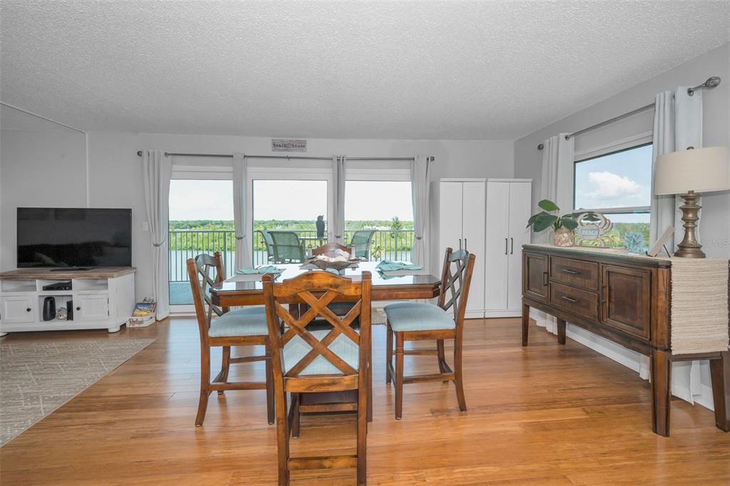 For Sale: $729,000 (2 beds, 2 baths, 1130 Square Feet)