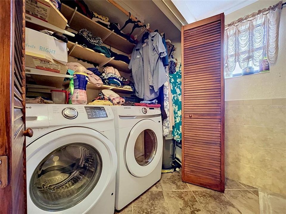 For Sale: $379,900 (2 beds, 2 baths, 1321 Square Feet)