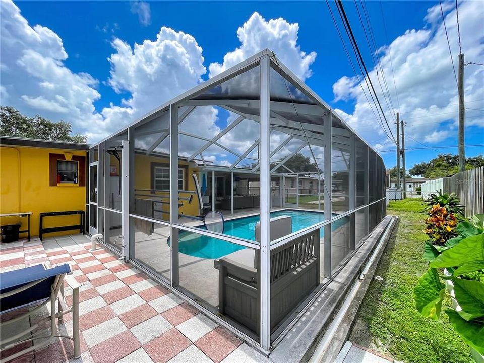 For Sale: $379,900 (2 beds, 2 baths, 1321 Square Feet)