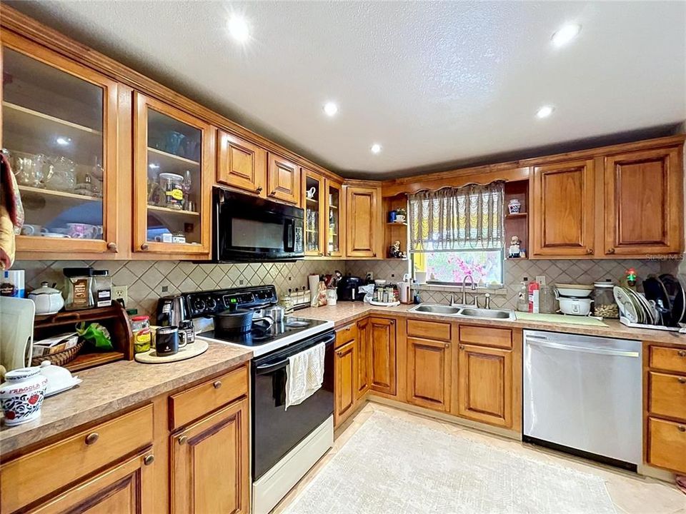 For Sale: $379,900 (2 beds, 2 baths, 1321 Square Feet)