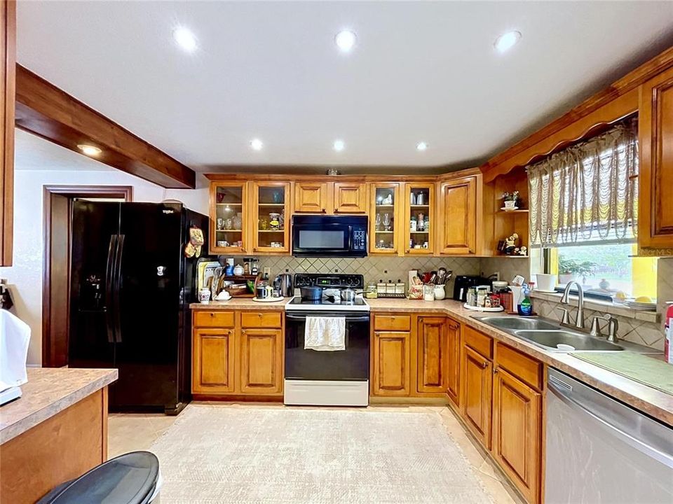 For Sale: $379,900 (2 beds, 2 baths, 1321 Square Feet)