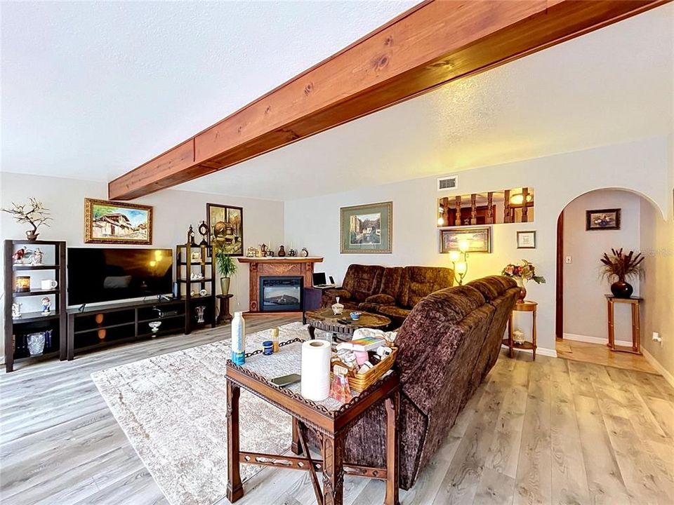 For Sale: $379,900 (2 beds, 2 baths, 1321 Square Feet)
