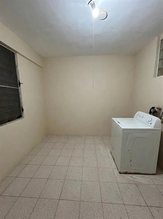 For Sale: $260,000 (5 beds, 2 baths, 2467 Square Feet)