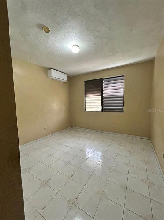 For Sale: $260,000 (5 beds, 2 baths, 2467 Square Feet)