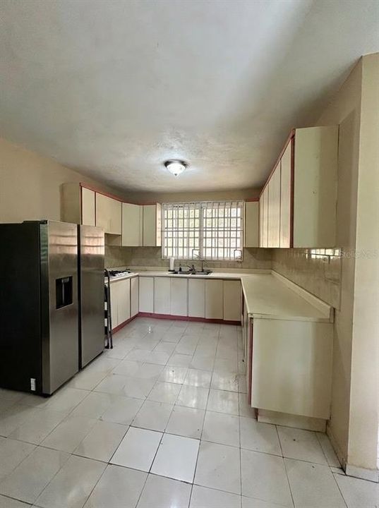 For Sale: $260,000 (5 beds, 2 baths, 2467 Square Feet)