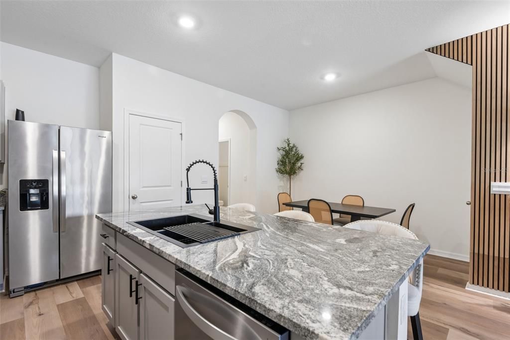 For Sale: $299,900 (3 beds, 2 baths, 1673 Square Feet)