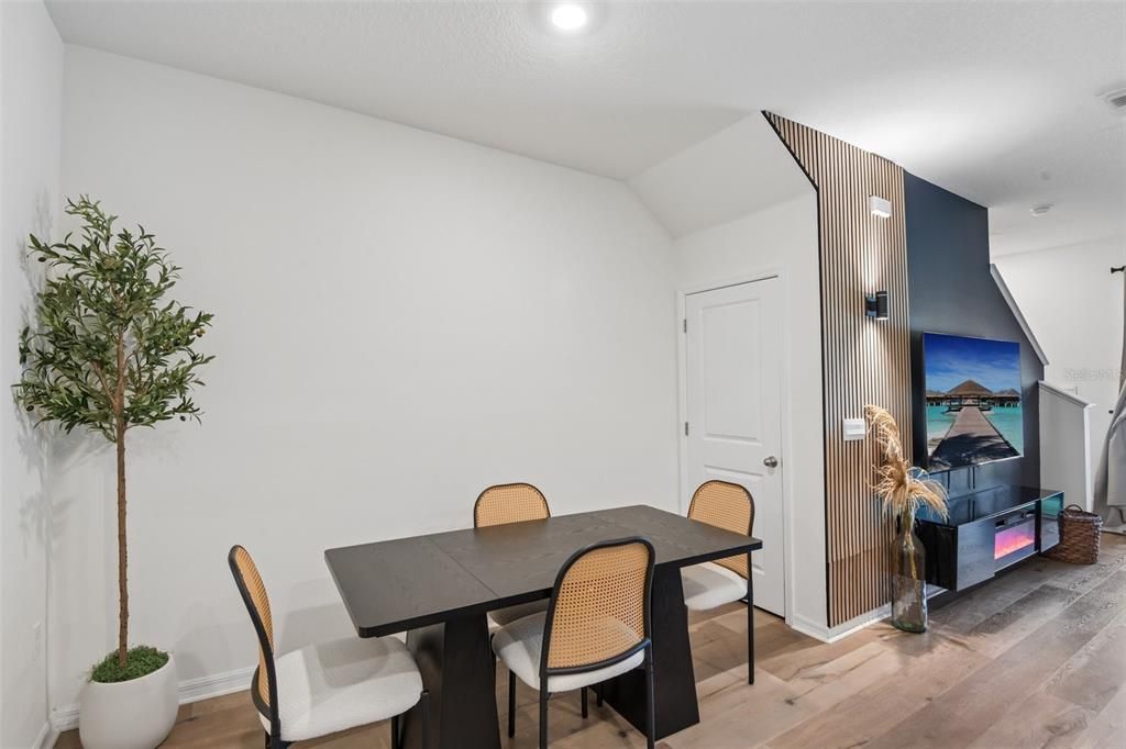 For Sale: $299,900 (3 beds, 2 baths, 1673 Square Feet)