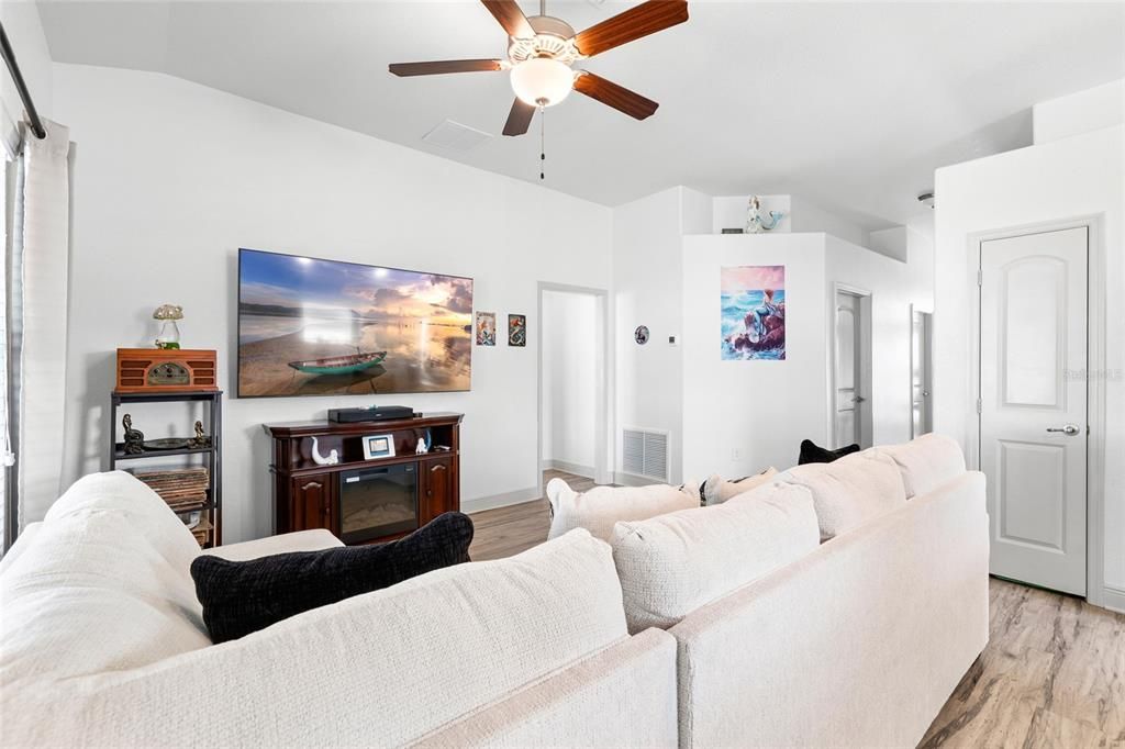For Sale: $315,000 (3 beds, 2 baths, 1504 Square Feet)
