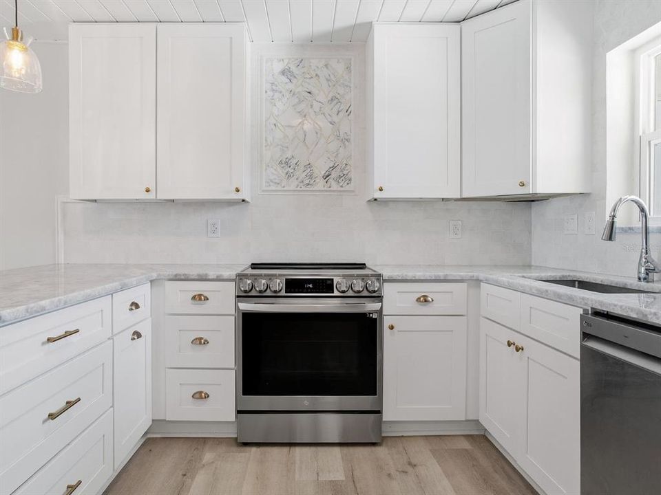 For Sale: $425,000 (2 beds, 2 baths, 1045 Square Feet)