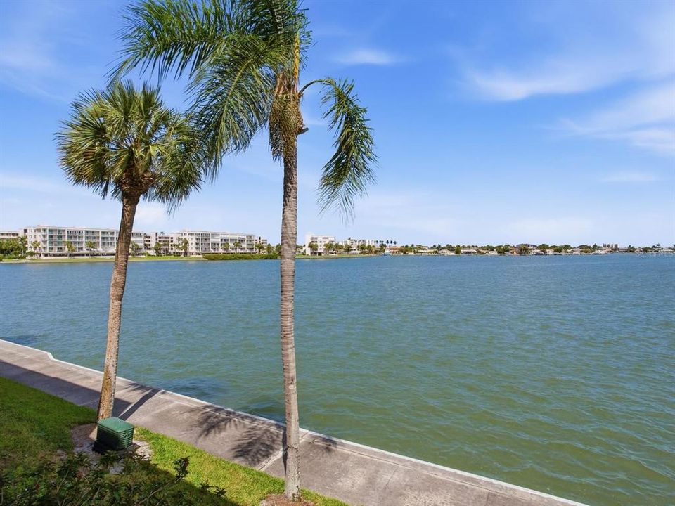 For Sale: $425,000 (2 beds, 2 baths, 1045 Square Feet)
