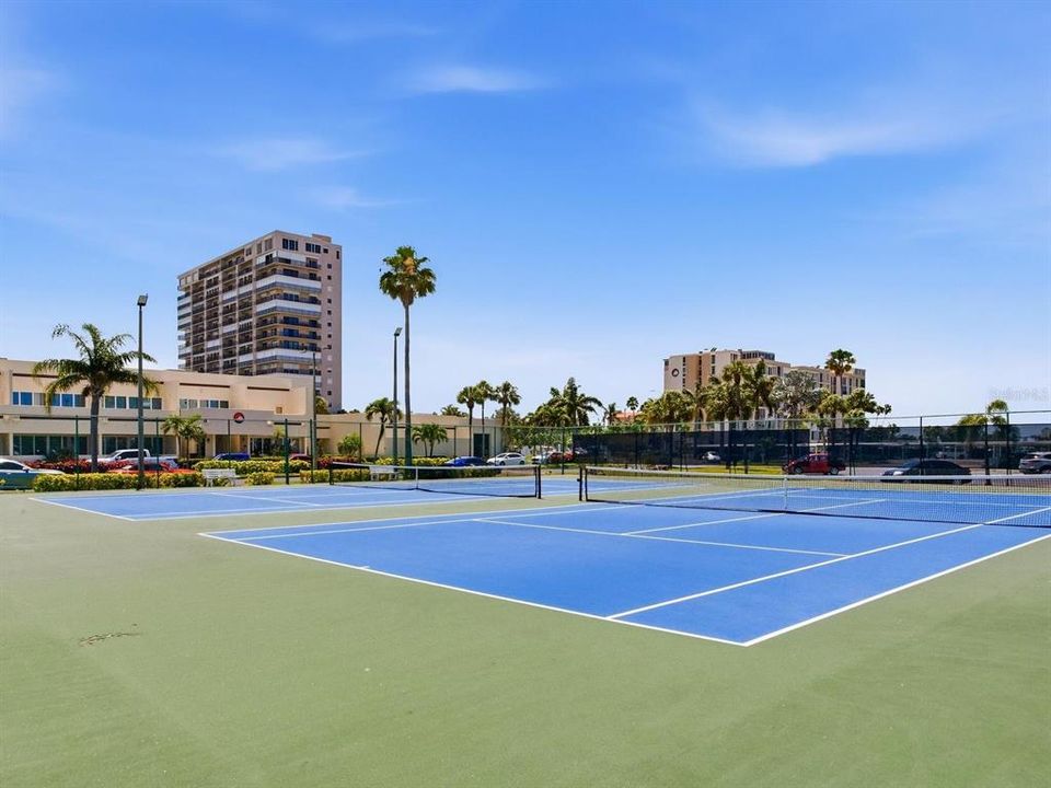 For Sale: $425,000 (2 beds, 2 baths, 1045 Square Feet)
